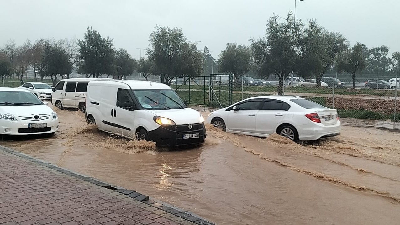 Son anda fark ettiği dev dalgaların arasında kalmaktan merdivene tutunarak kurtuldu
