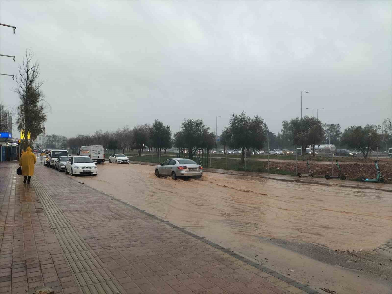 Son anda fark ettiği dev dalgaların arasında kalmaktan merdivene tutunarak kurtuldu
