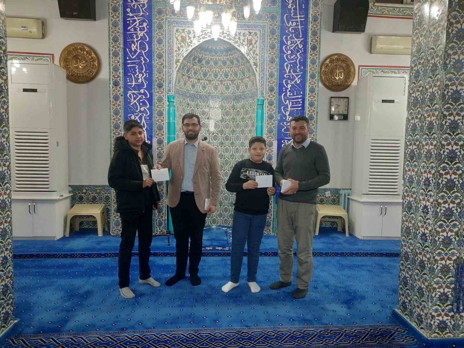 Son teravih namazının ardından camiye devam eden çocuklara harçlık ödülü verildi
