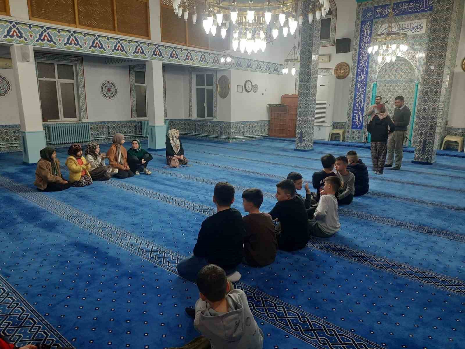 Son teravih namazının ardından camiye devam eden çocuklara harçlık ödülü verildi
