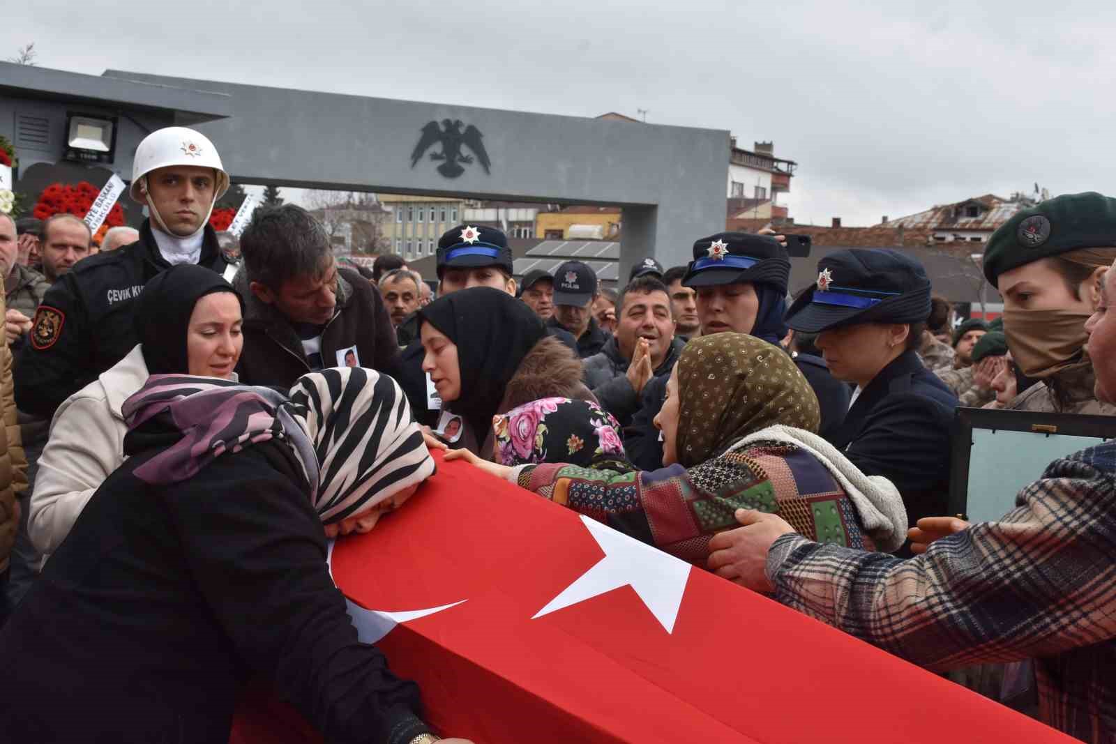 Son veda yürek yaktı: Küçük kız babasını tebessümle uğurladı

