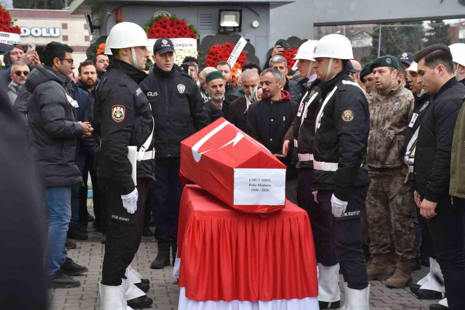 Son veda yürek yaktı: Küçük kız babasını tebessümle uğurladı
