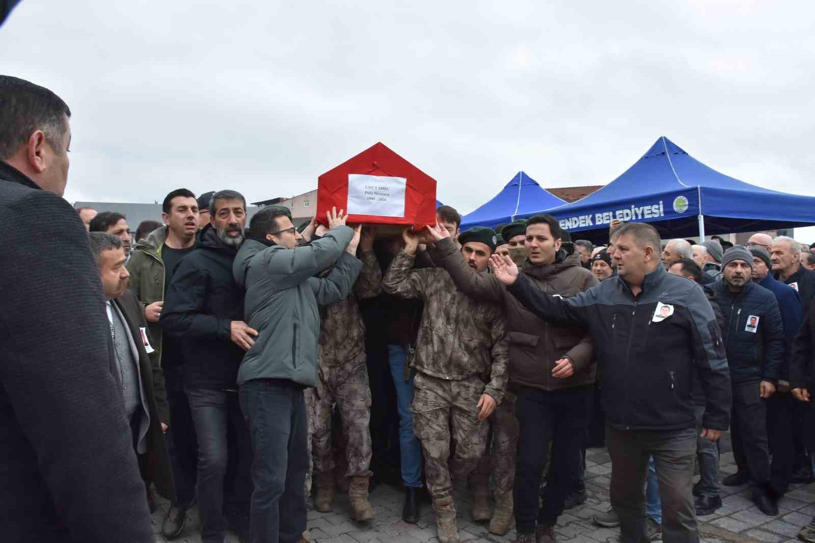 Son veda yürek yaktı: Küçük kız babasını tebessümle uğurladı
