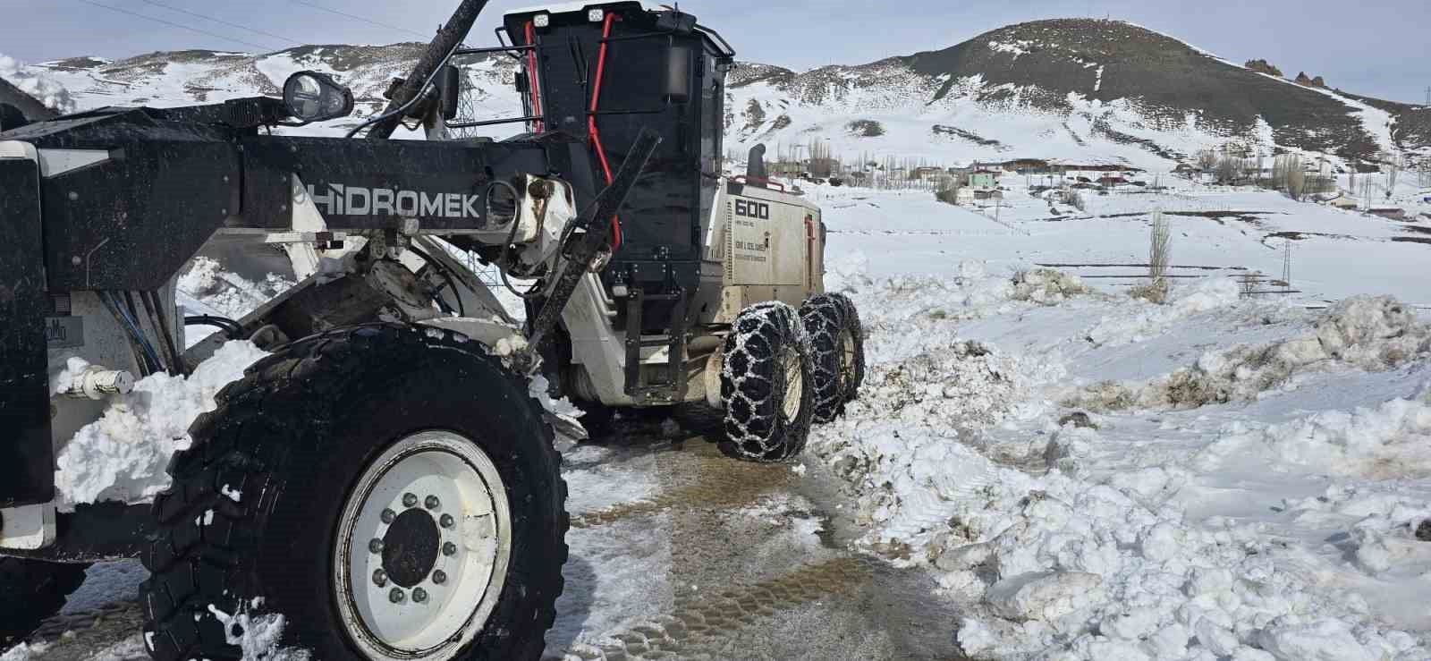 Son yılların en yoğun kar yağışını alan Iğdır’da karla mücadele aralıksız sürüyor

