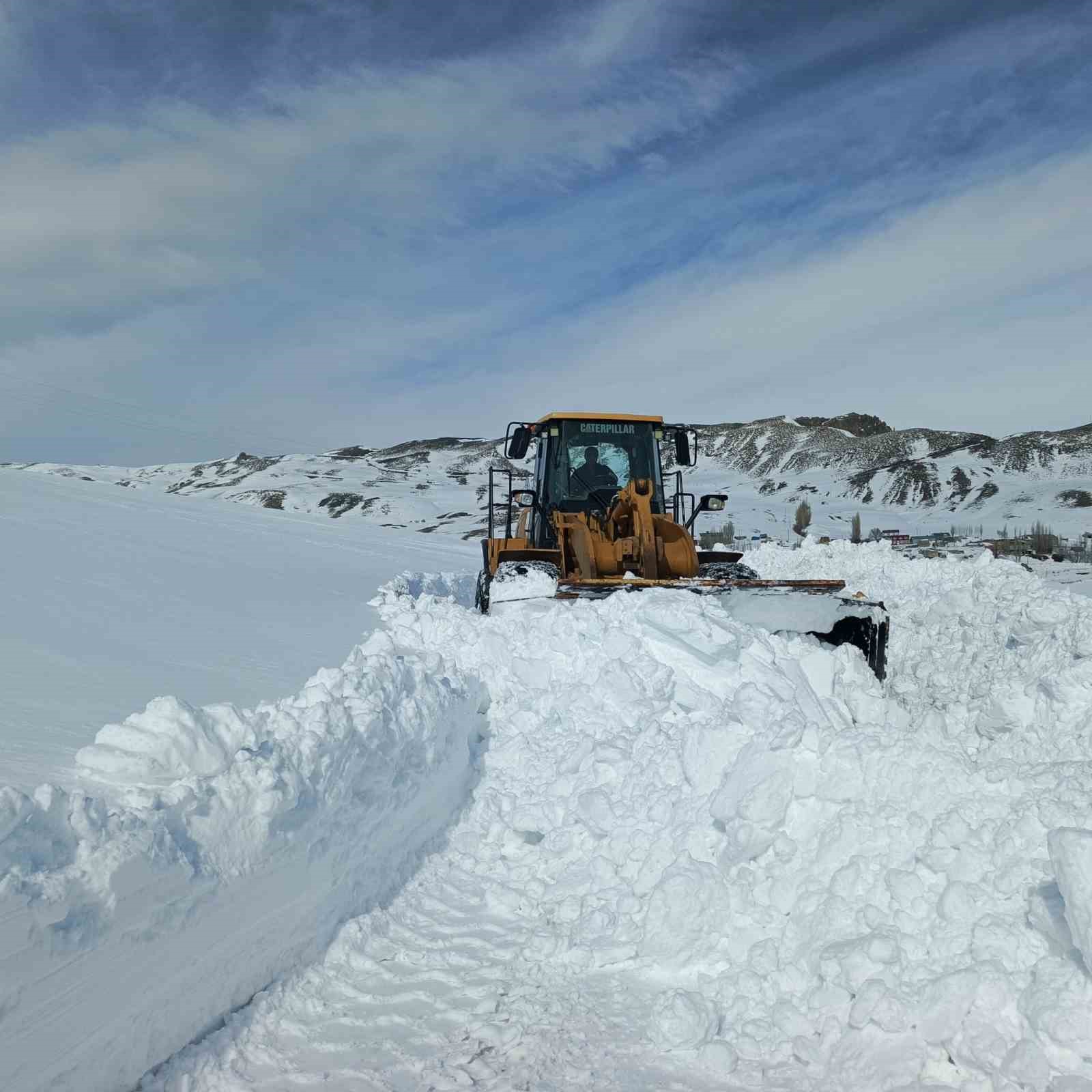 Son yılların en yoğun kar yağışını alan Iğdır’da karla mücadele aralıksız sürüyor
