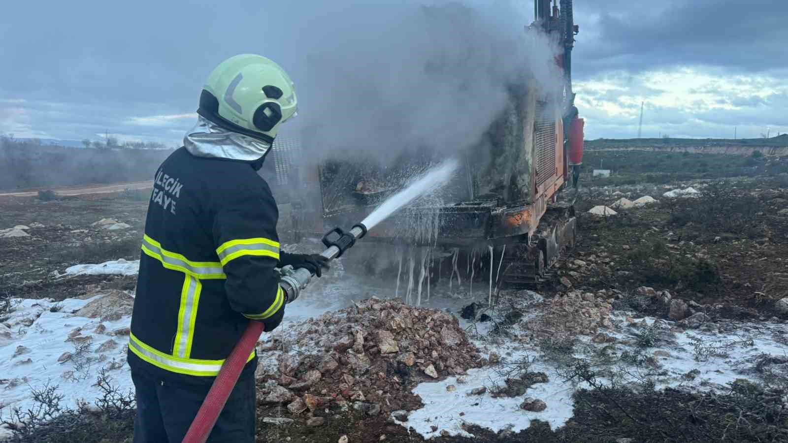 Sondaj çalışması yapan araç cayır cayır yandı
