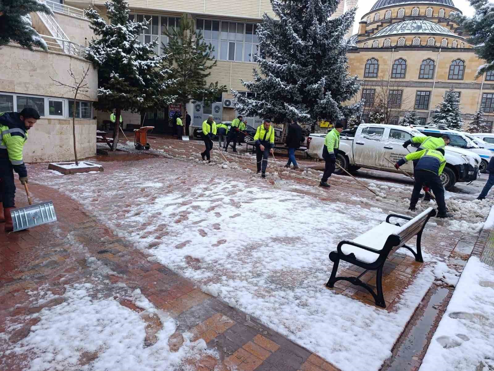 Sorgun Belediyesi ekipleri karla mücadele için sahada
