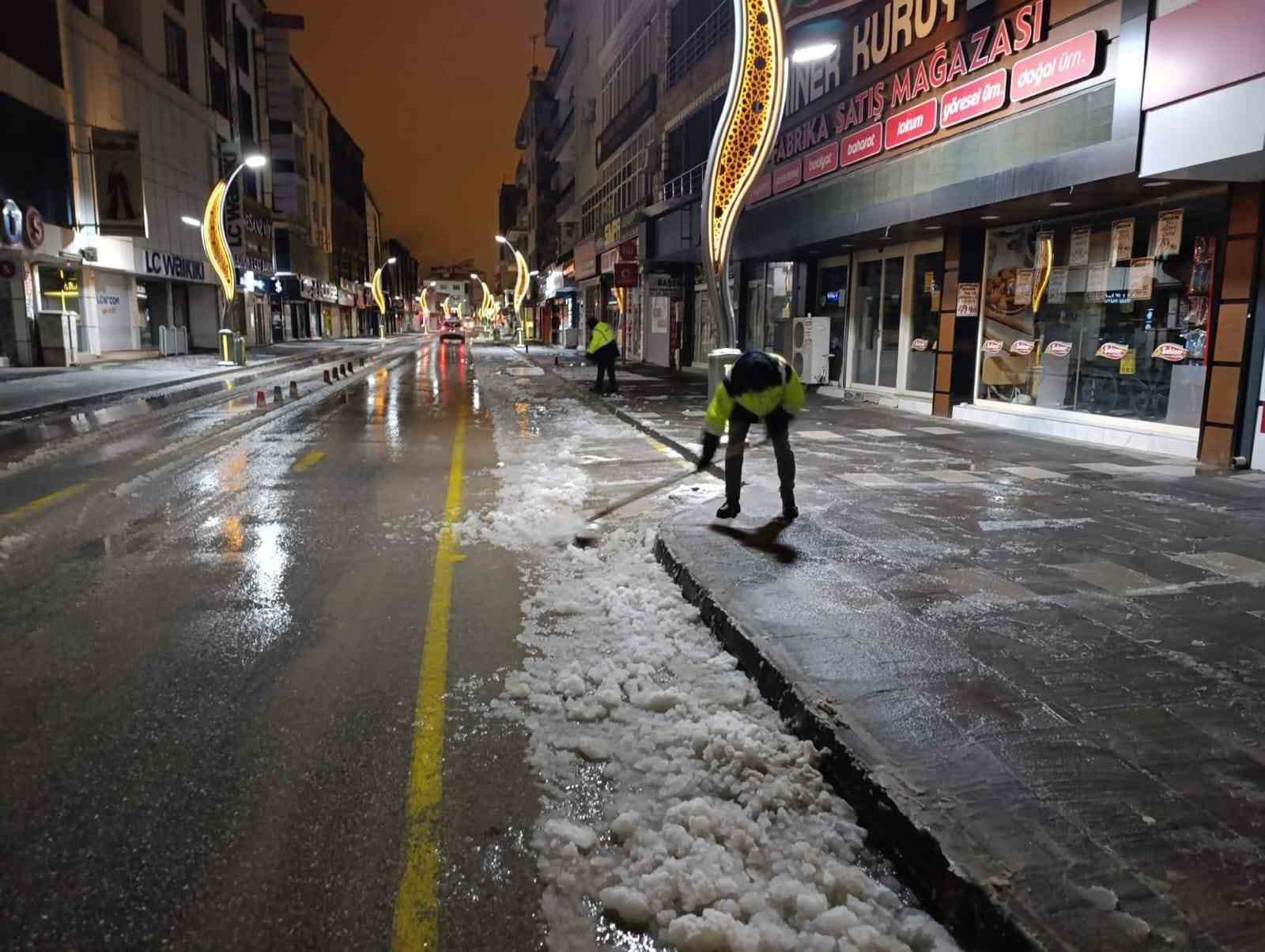 Sorgun Belediyesi ekipleri karla mücadele için sahada
