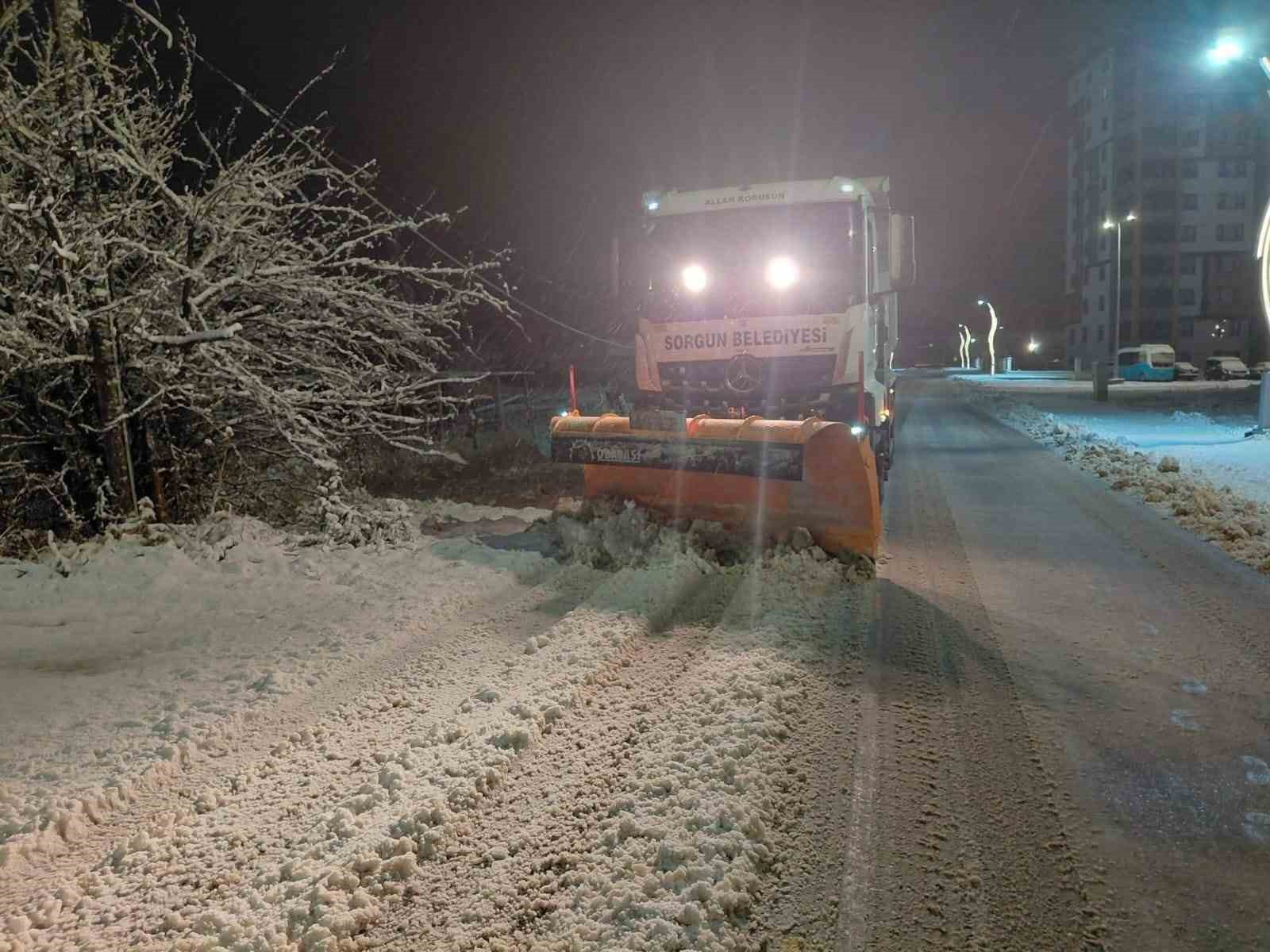 Sorgun Belediyesi ekipleri karla mücadele için sahada
