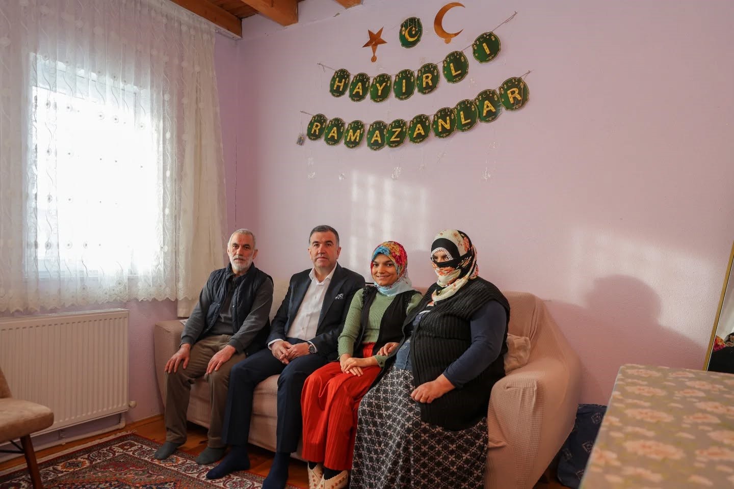 Sosyal medya üzerinden pasta-börek satarak geçimini sağlayan aileye Vali Eldivan’dan moral ziyareti
