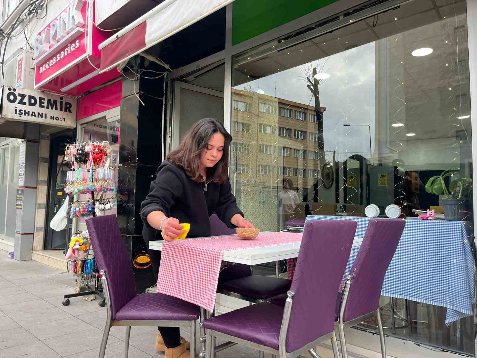 Sosyal medya yerine hayaline odaklandı, 3 sene çalışıp biriktirdiği para ile 18 yaşında kafe açtı
