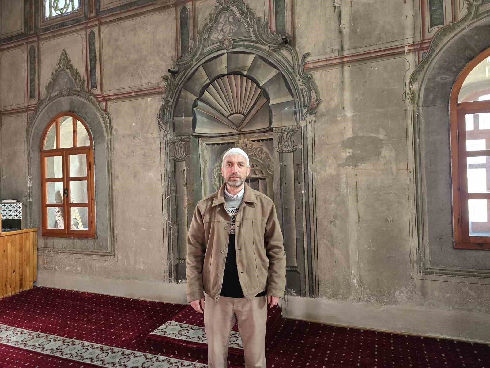 Sosyal medyada gündeme gelmişti, tarihi mihrabına çakılan floresan lamba söküldü
