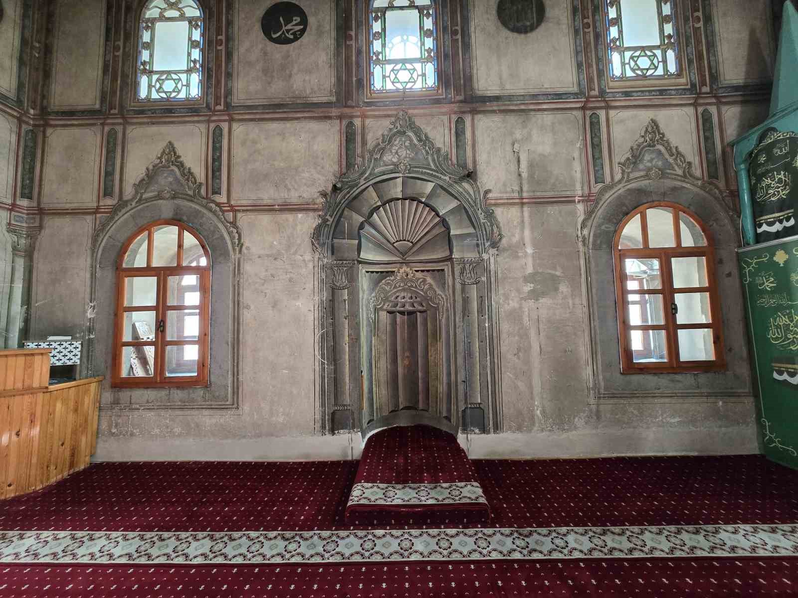 Sosyal medyada gündeme gelmişti, tarihi mihrabına çakılan floresan lamba söküldü
