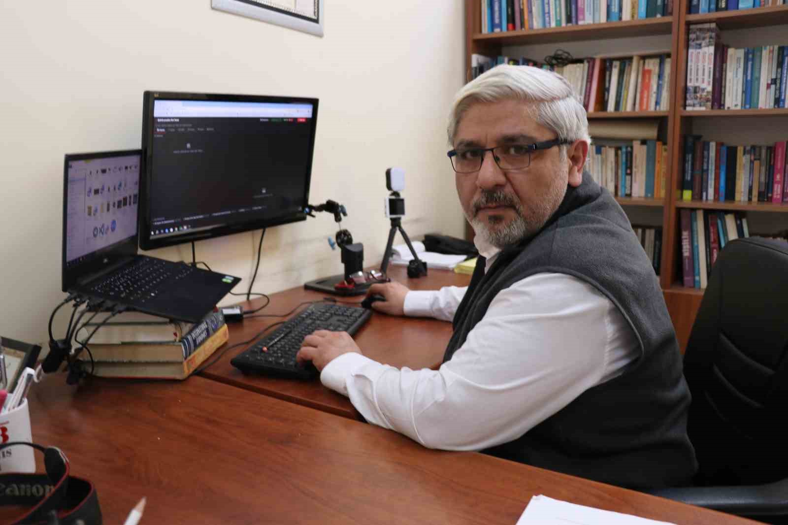 Sosyal medyada kontrol elden gidebiliyor, söylenmeyecek sözler kolayca ifade ediliyor
Sosyal medyada kontrol elden gidebiliyor, söylenmeyecek sözler kolayca ifade ediliyor