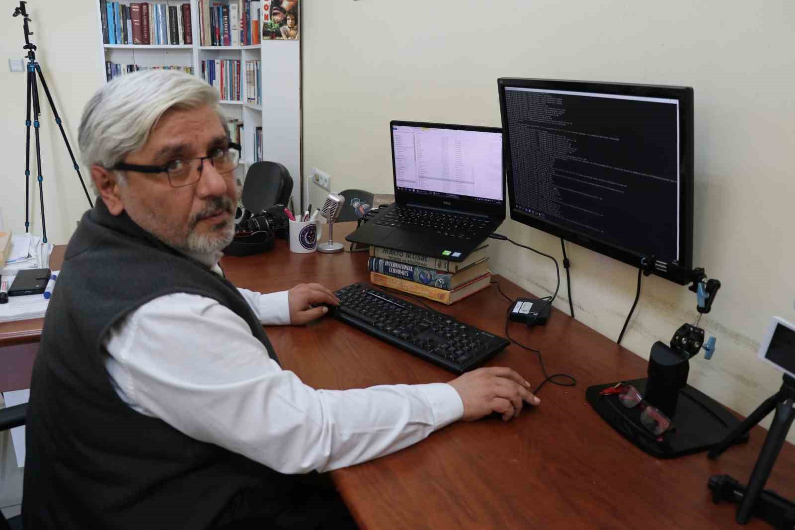 Sosyal medyada kontrol elden gidebiliyor, söylenmeyecek sözler kolayca ifade ediliyor
Sosyal medyada kontrol elden gidebiliyor, söylenmeyecek sözler kolayca ifade ediliyor