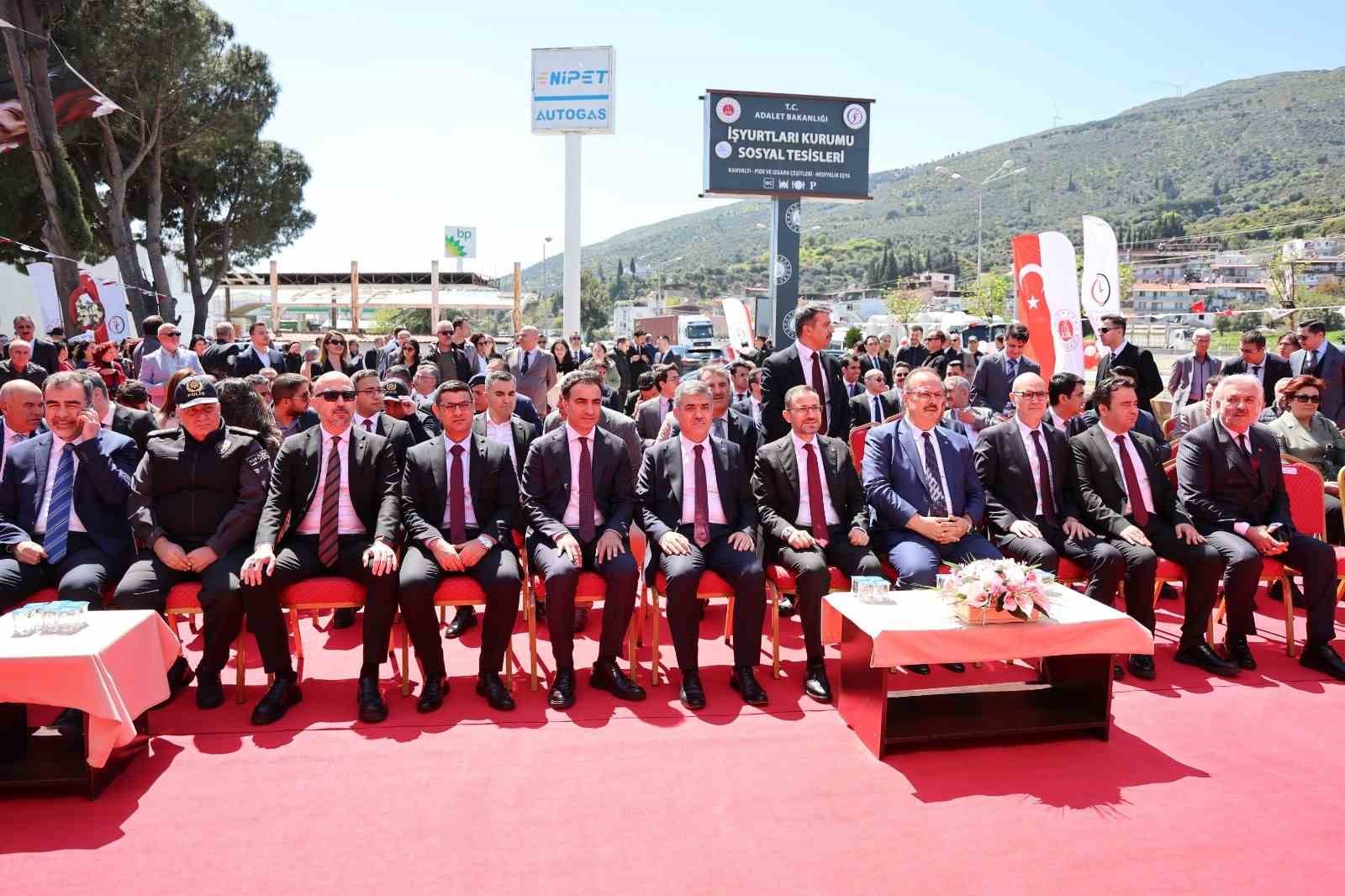 Sosyal Tesise dönüşen Söke Eski Cezaevi restoran ve satış ofisi törenle açıldı
Sosyal Tesise dönüşen Söke Eski Cezaevi restoran ve satış ofisi törenle açıldı