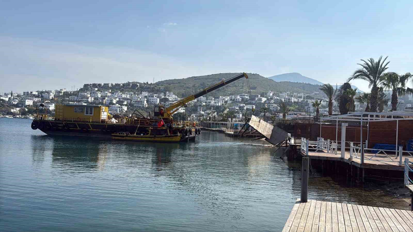 Sosyetenin iskeleleri teker teker yıkıldı, Türkbükü sahilinde büyük temizlik
