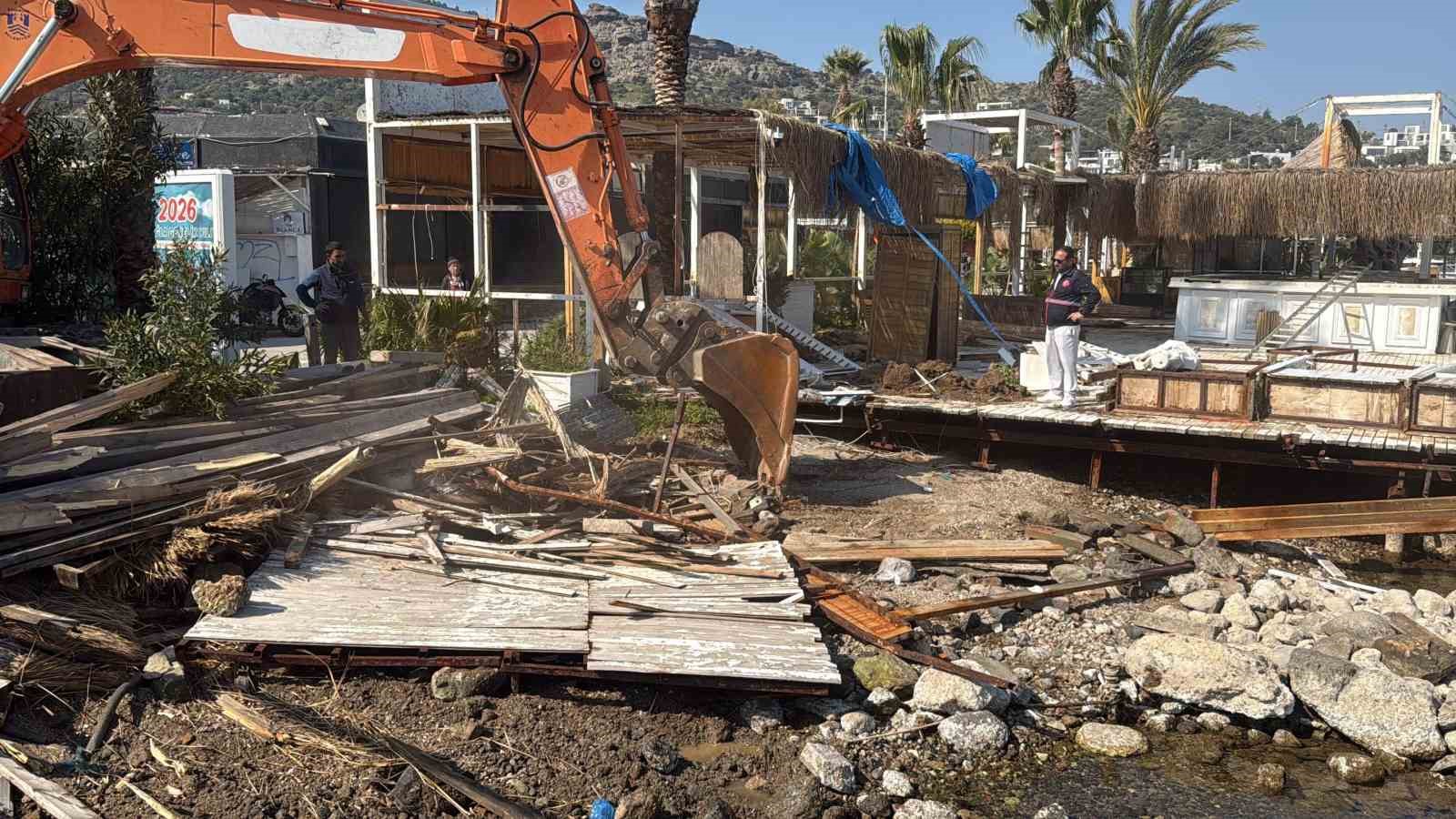 Sosyetenin iskeleleri teker teker yıkıldı, Türkbükü sahilinde büyük temizlik
