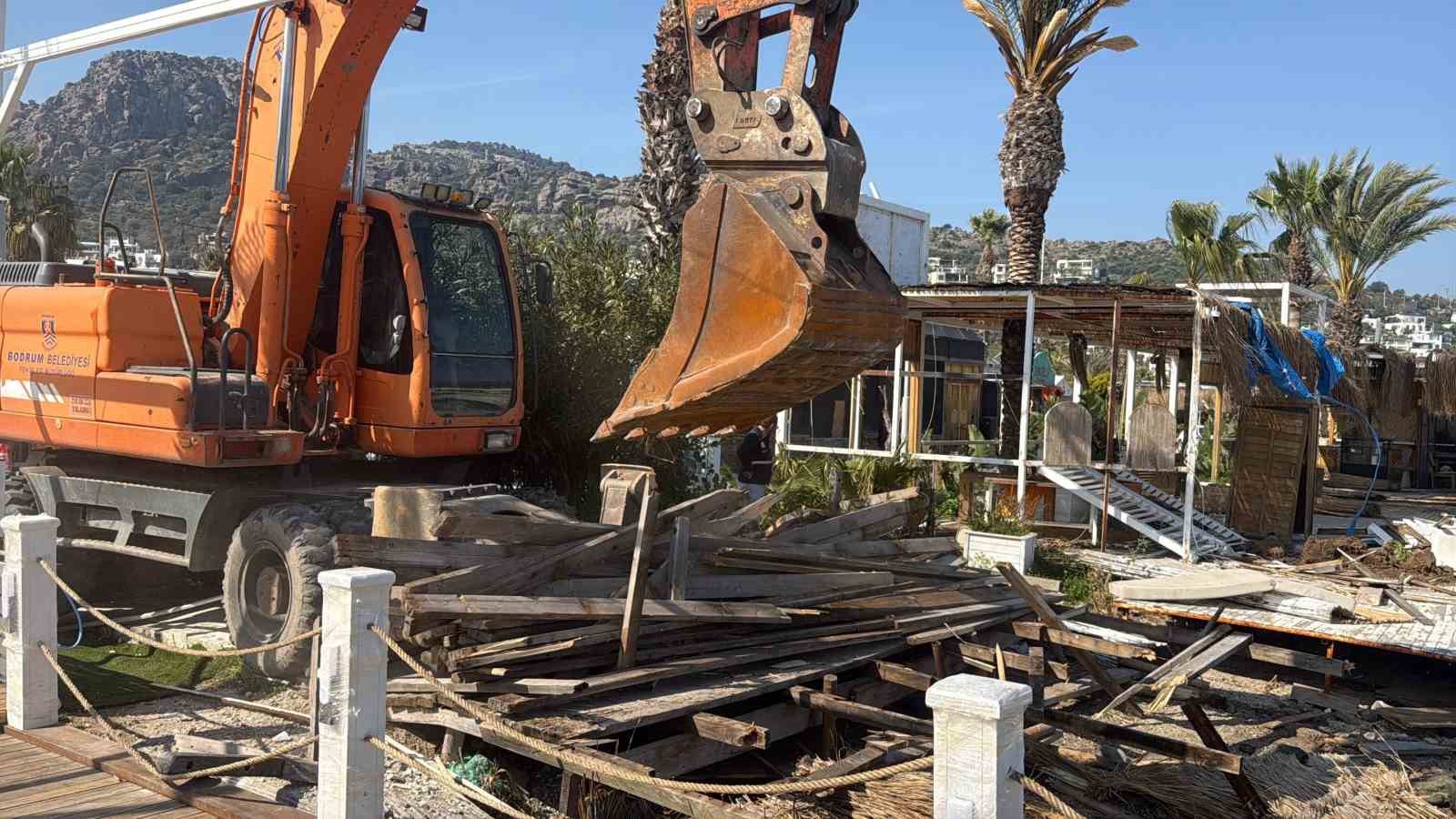Sosyetenin iskeleleri teker teker yıkıldı, Türkbükü sahilinde büyük temizlik
