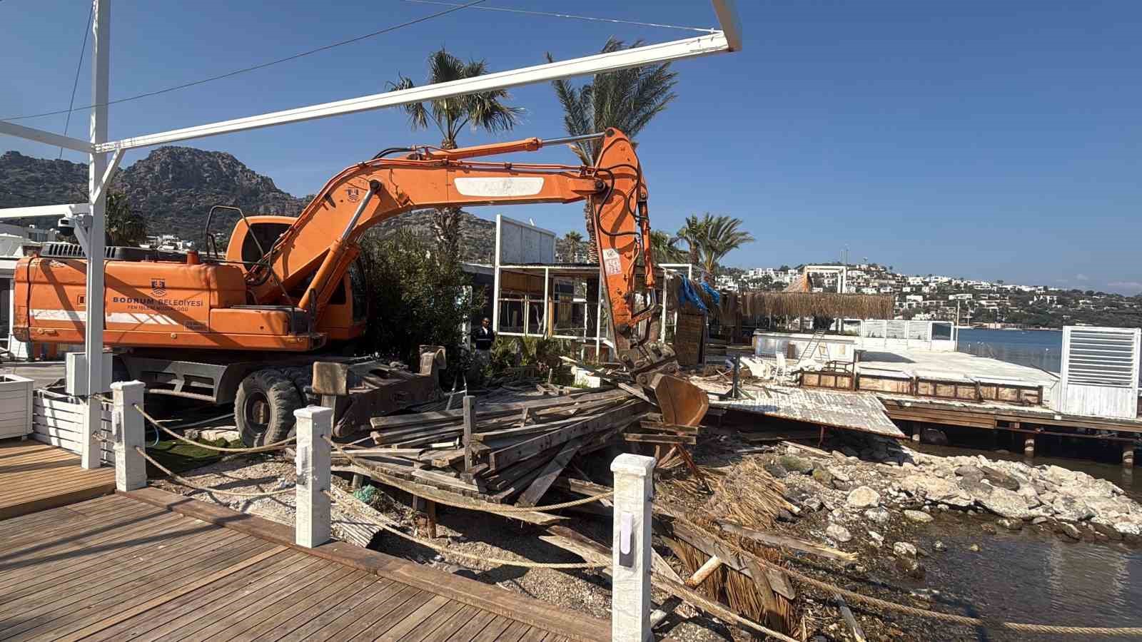 Sosyetenin iskeleleri teker teker yıkıldı, Türkbükü sahilinde büyük temizlik
