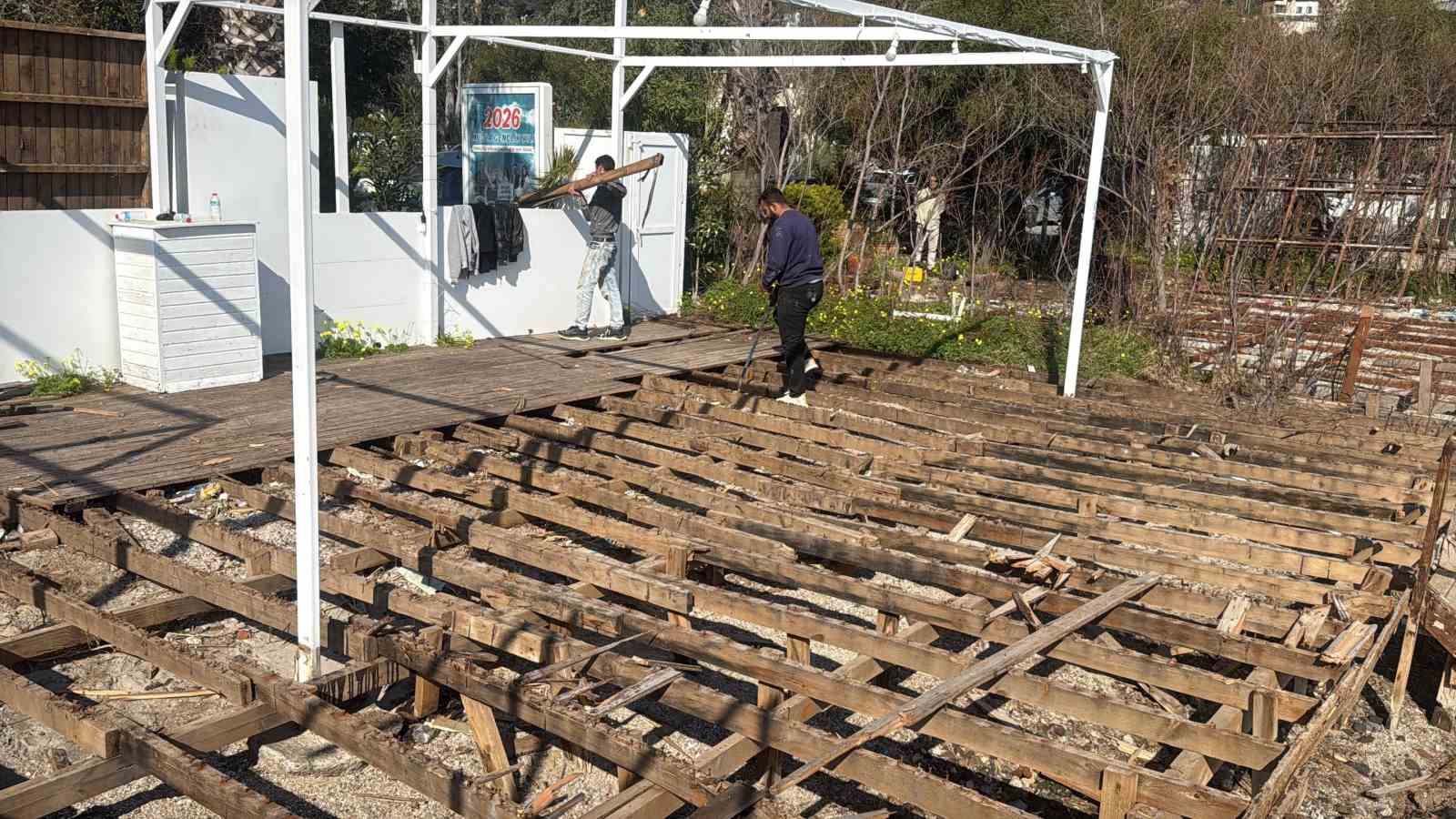 Sosyetenin iskeleleri teker teker yıkıldı, Türkbükü sahilinde büyük temizlik
