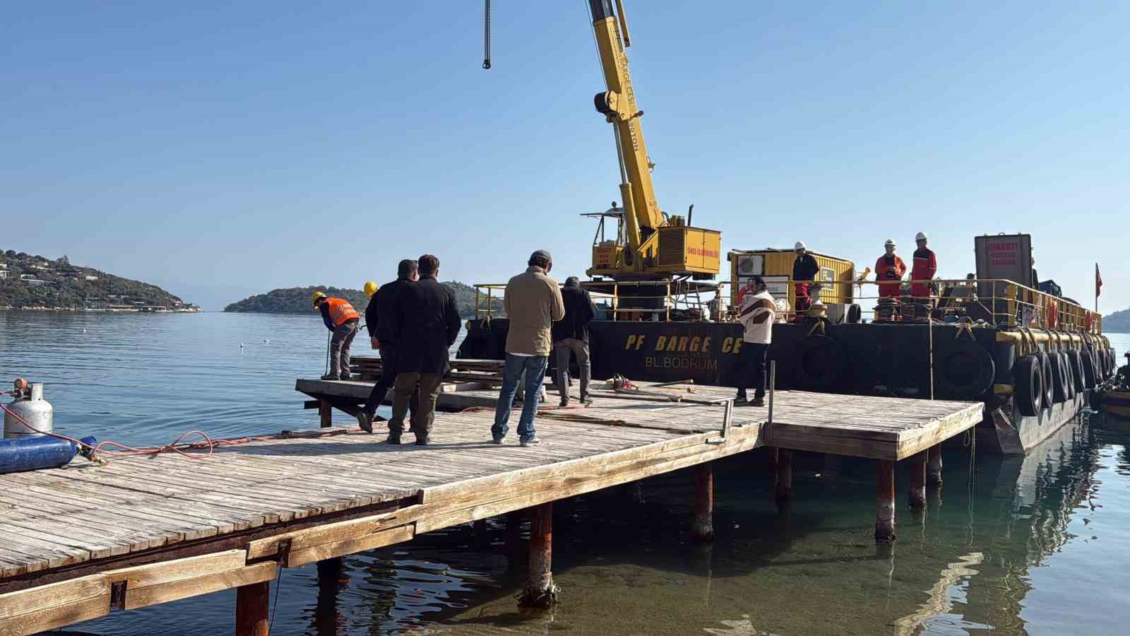 Sosyetenin iskeleleri teker teker yıkıldı, Türkbükü sahilinde büyük temizlik

