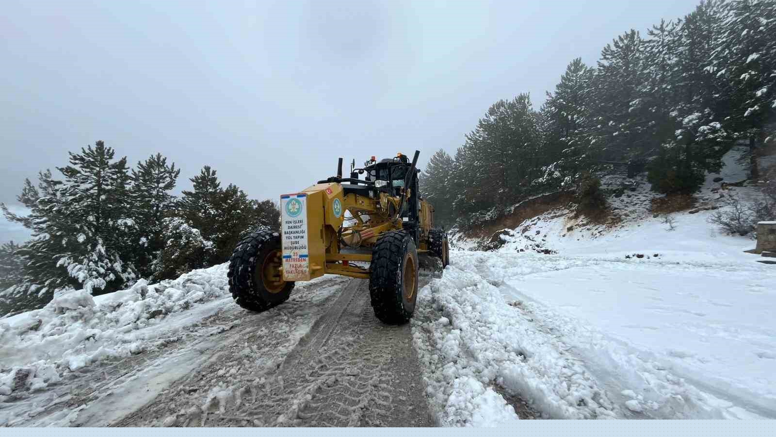 Spil Dağı Milli Parkında kar mesaisi
