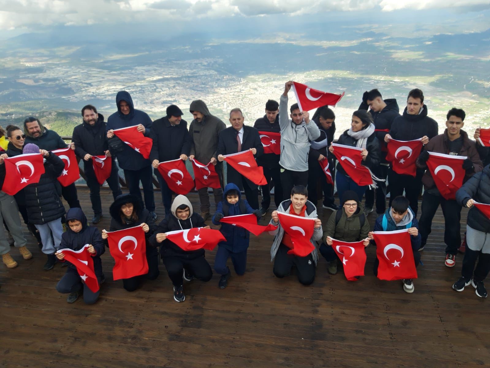 Spil’in zirvesinde Türk Bayrağı açtılar
Spil’in zirvesinde Türk Bayrağı açtılar
