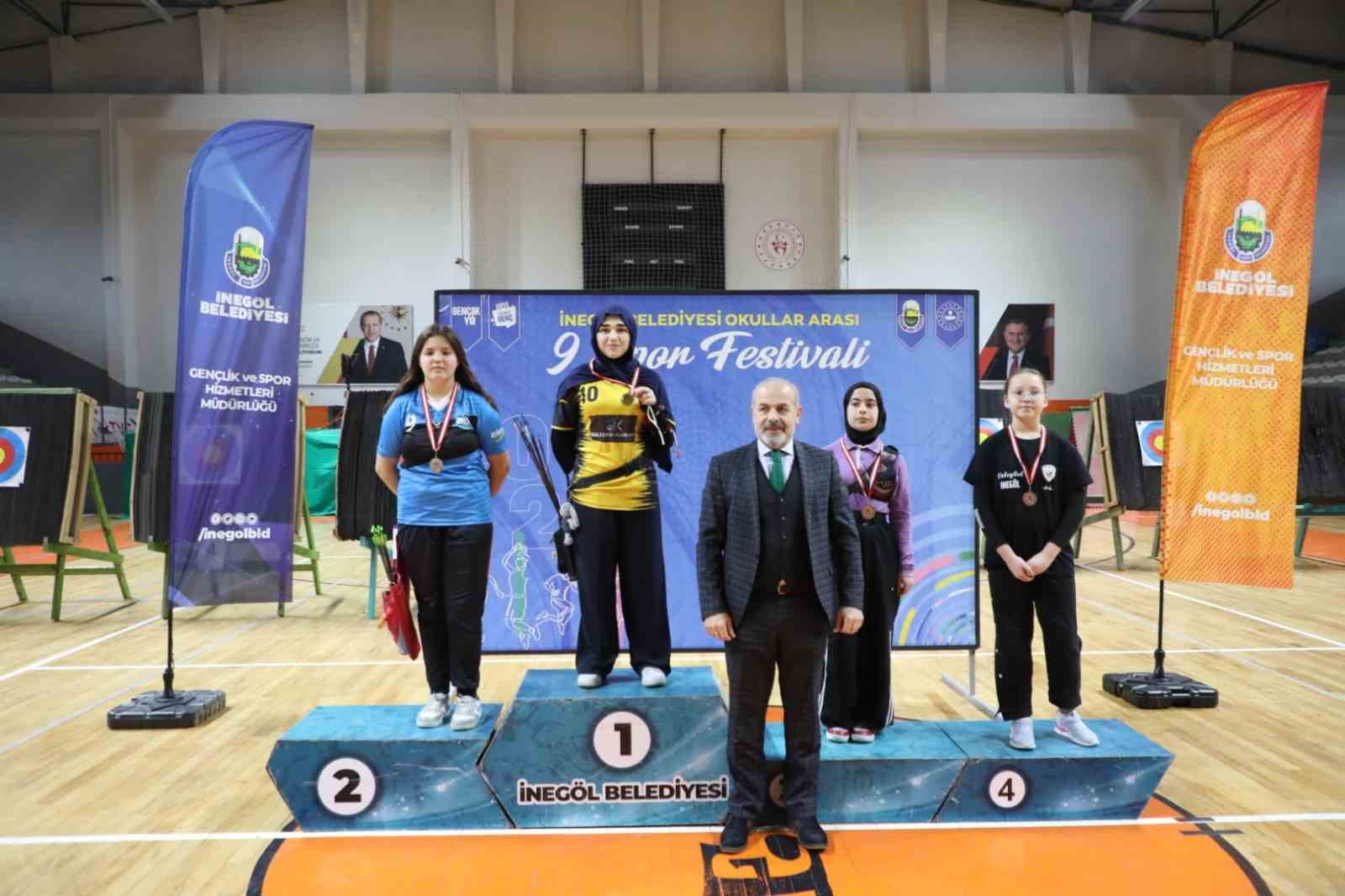 Spor festivalinde öğrenciler okçular yarıştı
Spor festivalinde öğrenciler okçular yarıştı