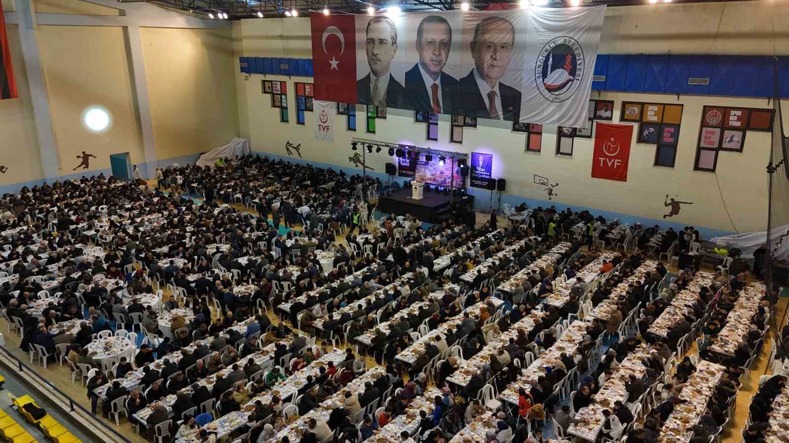 Spor salonunda 2 bin kişi iftar sofrasında buluştu
