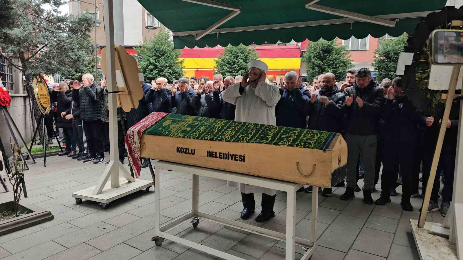 Spor salonunda fenalaşıp hastanede ölen hemşire 9 ay önce ölen oğlunun yanına defnedildi
