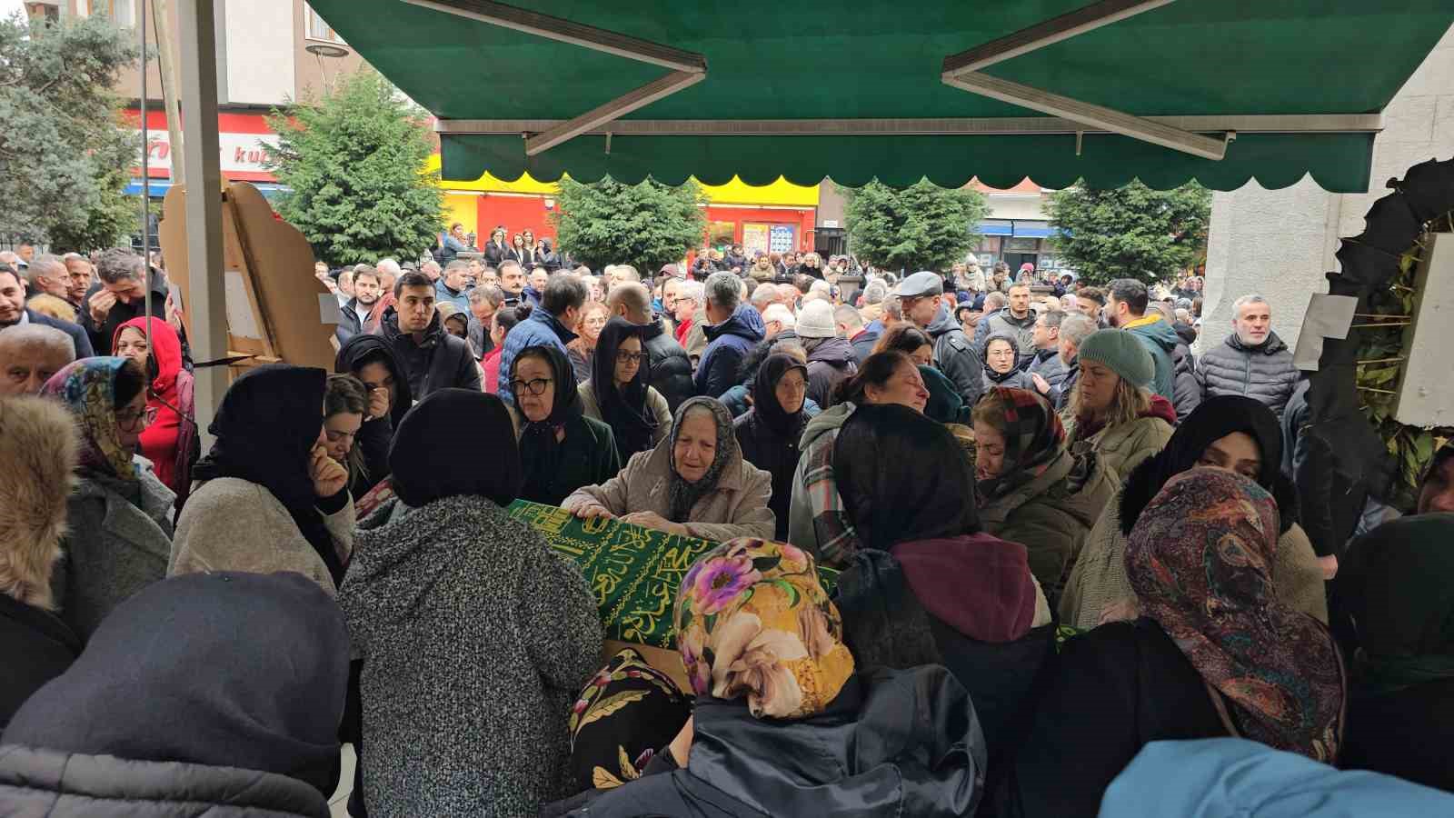 Spor salonunda fenalaşıp hastanede ölen hemşire 9 ay önce ölen oğlunun yanına defnedildi
