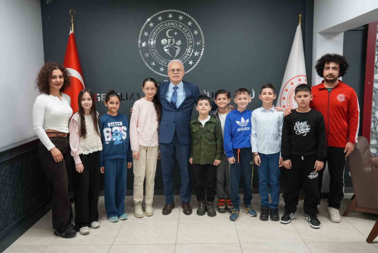 Sporcu öğrenciler il müdürü ile bir araya geldi
