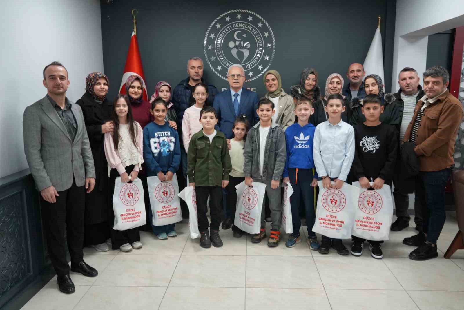 Sporcu öğrenciler il müdürü ile bir araya geldi
