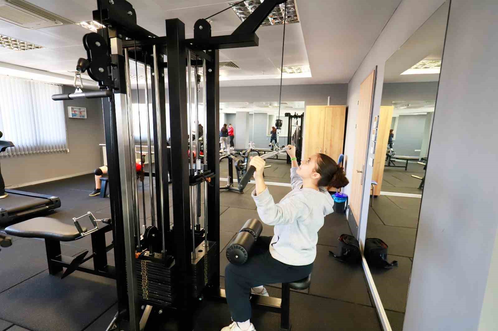 Sporcuların faydalandığı salon yeni ekipmanlarla donatıldı
