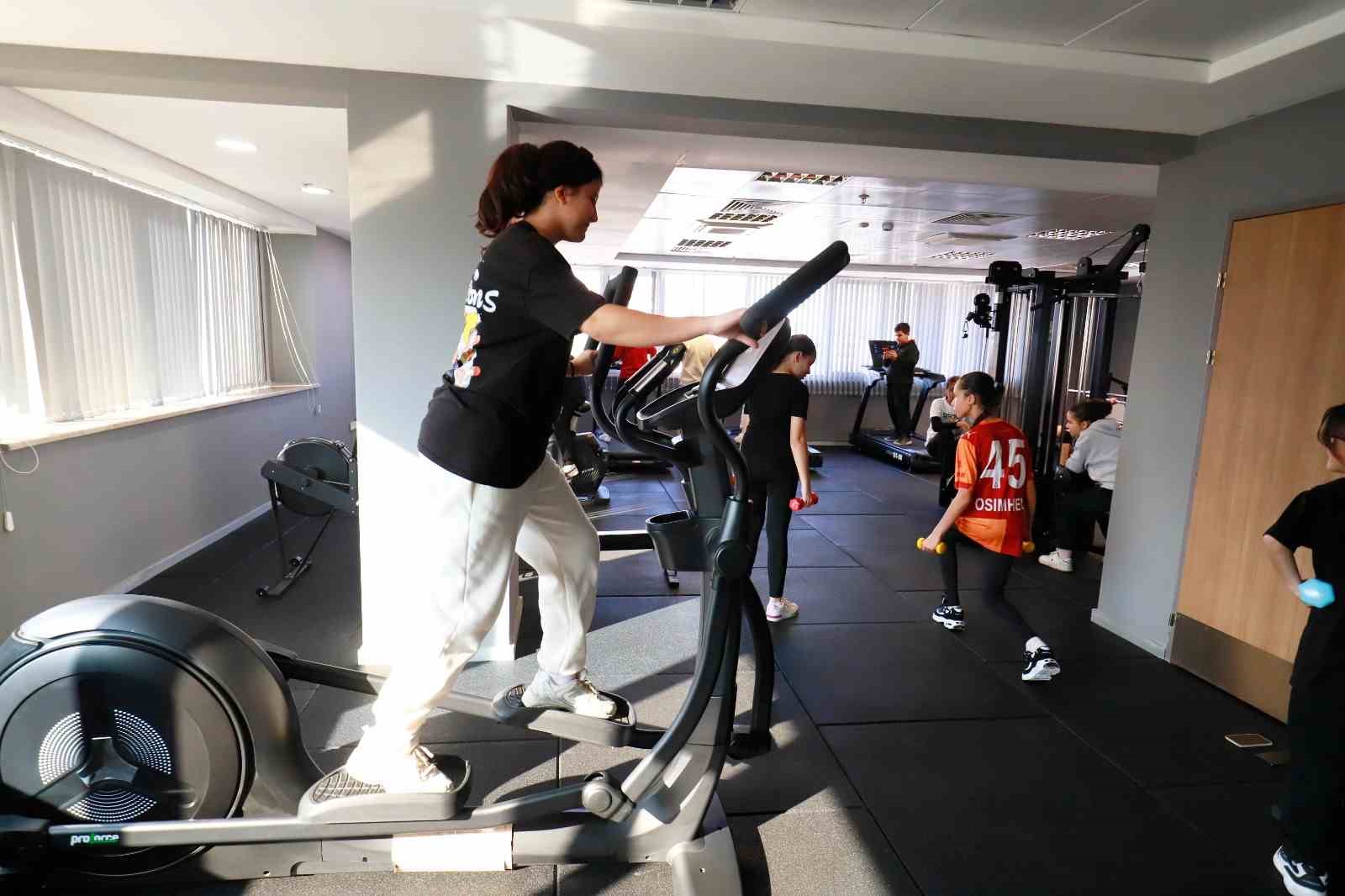 Sporcuların faydalandığı salon yeni ekipmanlarla donatıldı
