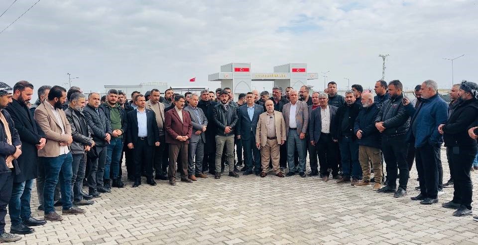 STK temsilcileri kapatılacak gümrük kapıları için sınırda toplandı
STK temsilcileri kapatılacak gümrük kapıları için sınırda toplandı