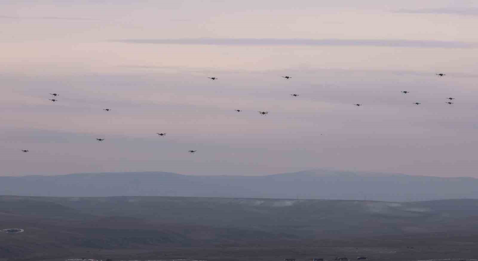 STM’nin sürü İHA’ları, gerçek mühimmatla hedefi vurdu
