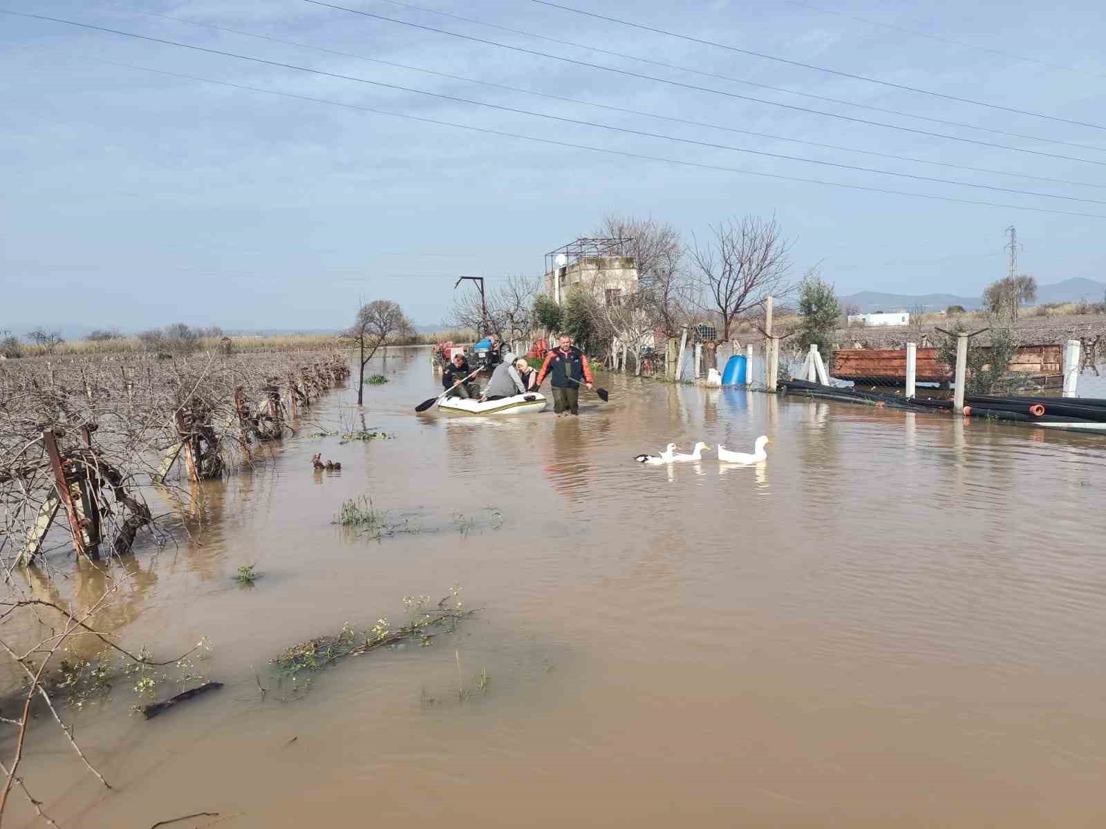 Su baskınında mahsur kalan 4’ü çocuk 5 kişi kurtarıldı
