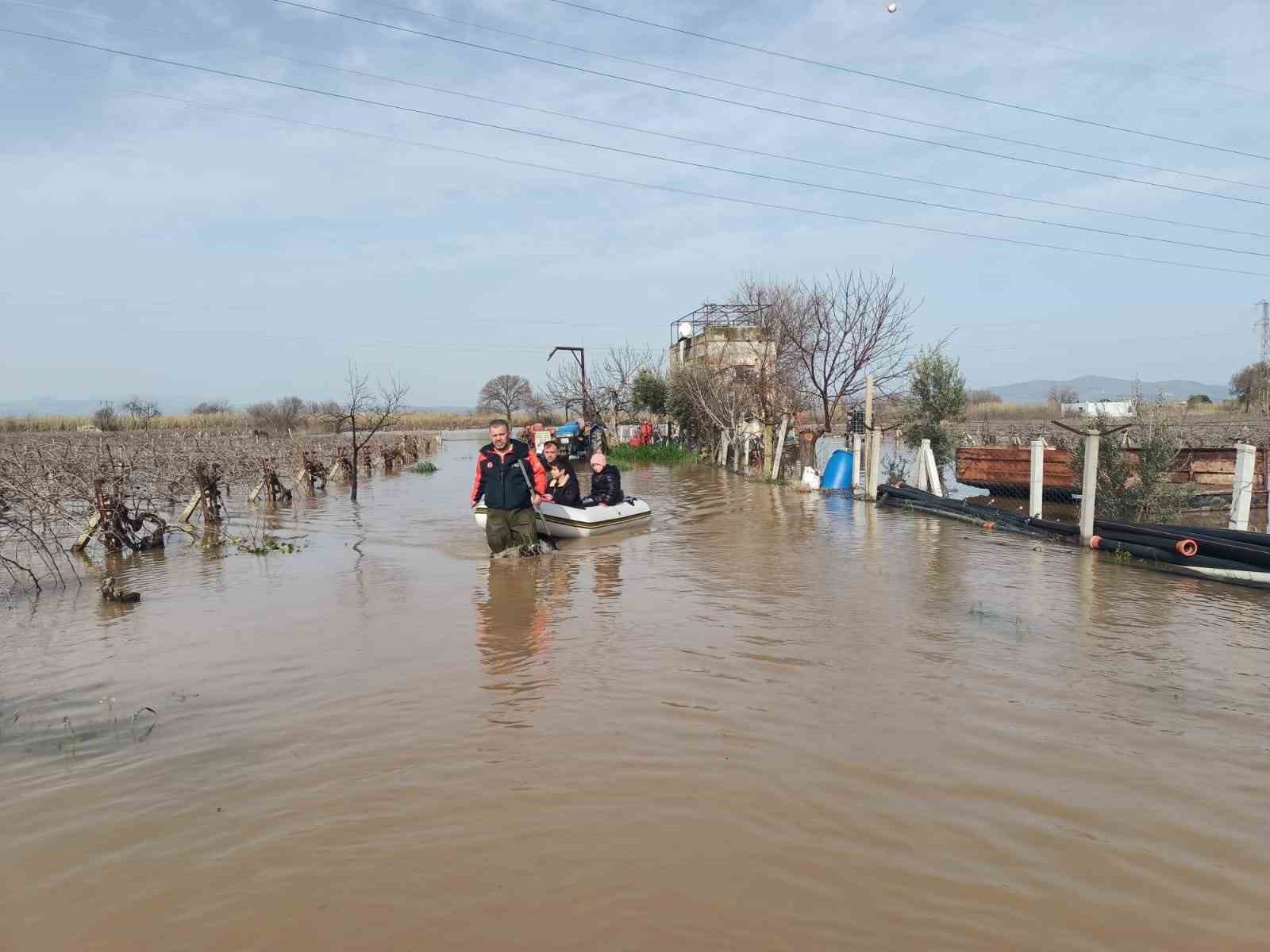 Su baskınında mahsur kalan 4’ü çocuk 5 kişi kurtarıldı
