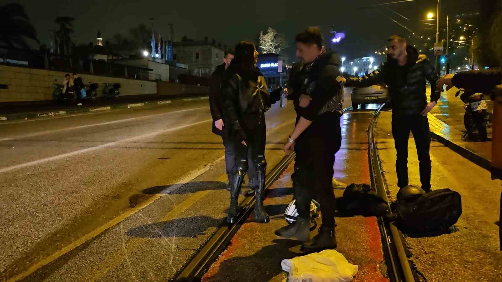 Su birikintisine giren motosikletli yere kapaklandı
