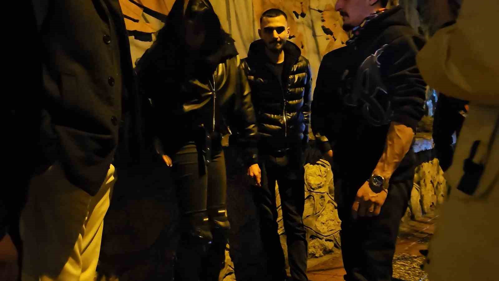 Su birikintisine giren motosikletli yere kapaklandı
