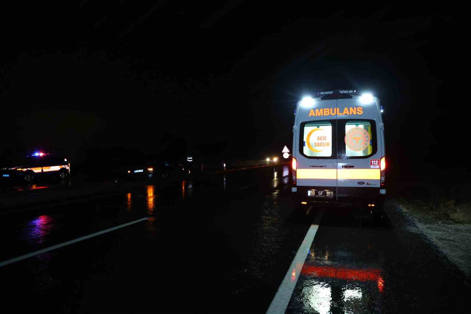 Su birikintisine giren otomobil refüje düştü: 1 yaralı
