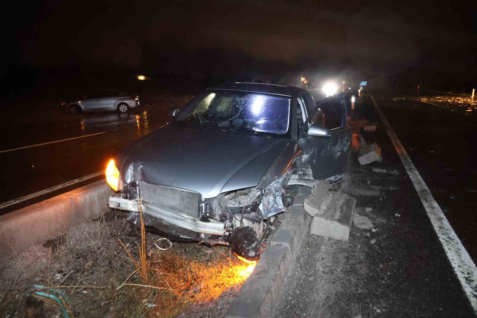 Su birikintisine giren otomobil refüje düştü: 1 yaralı
