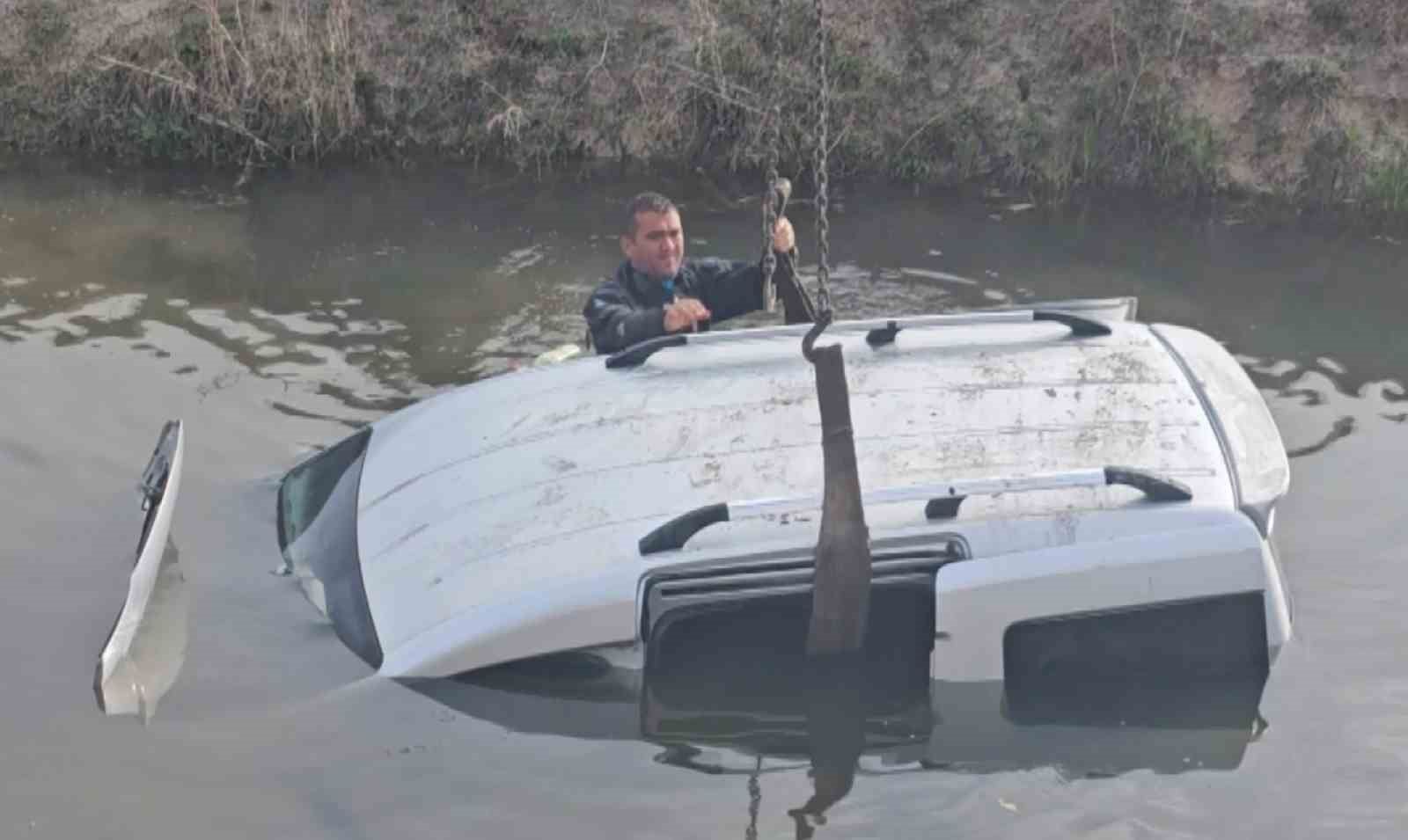 Su dolu kanala gömülmüş araç ekipleri alarma geçirdi
