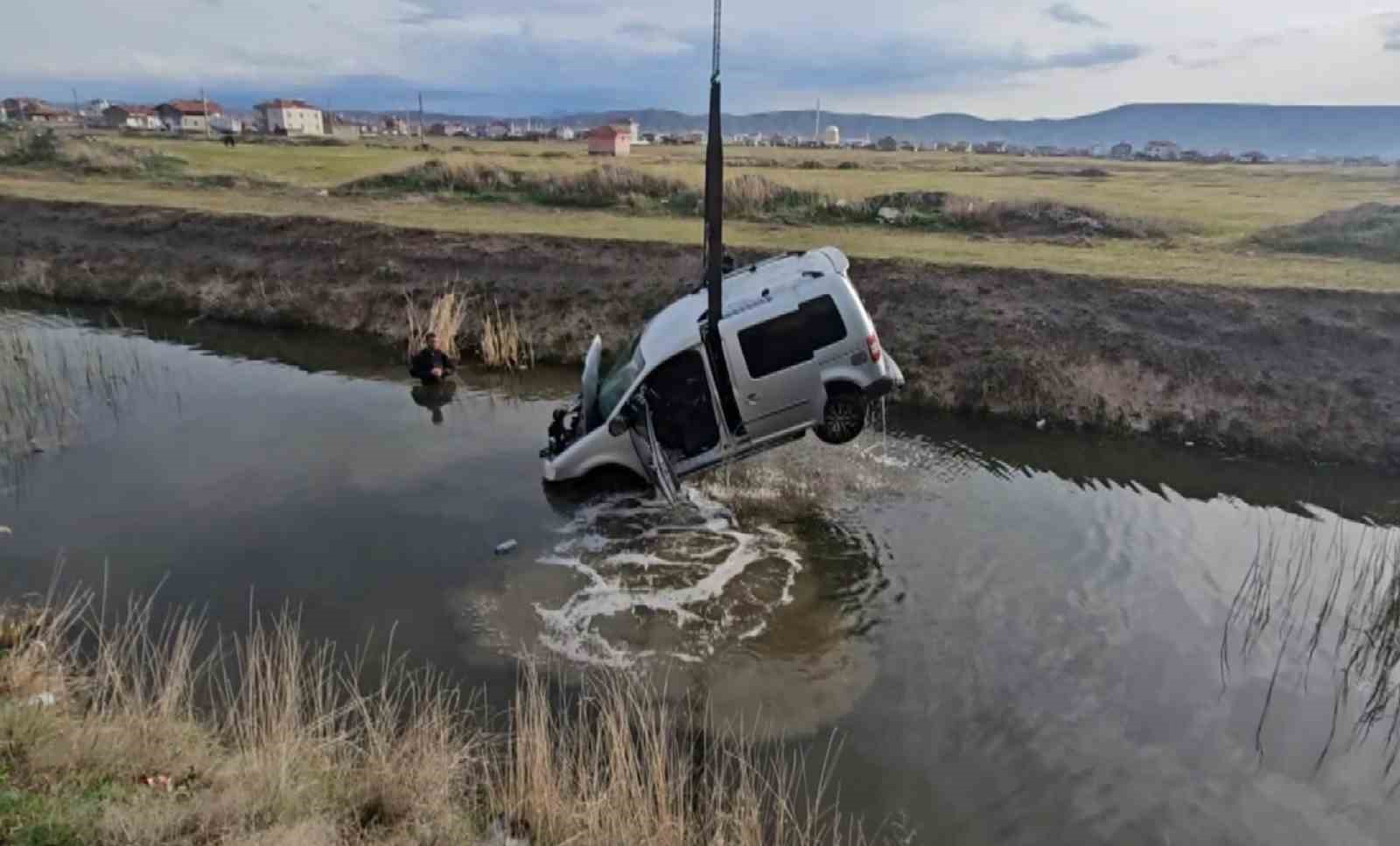 Su dolu kanala gömülmüş araç ekipleri alarma geçirdi
