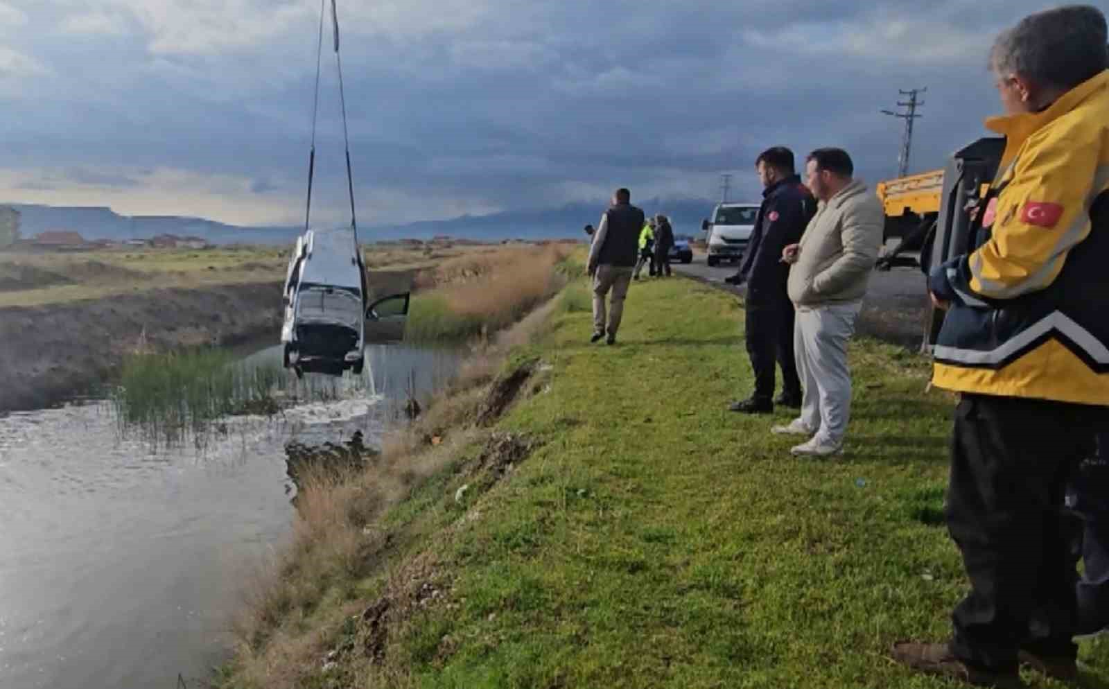 Su dolu kanala gömülmüş araç ekipleri alarma geçirdi
