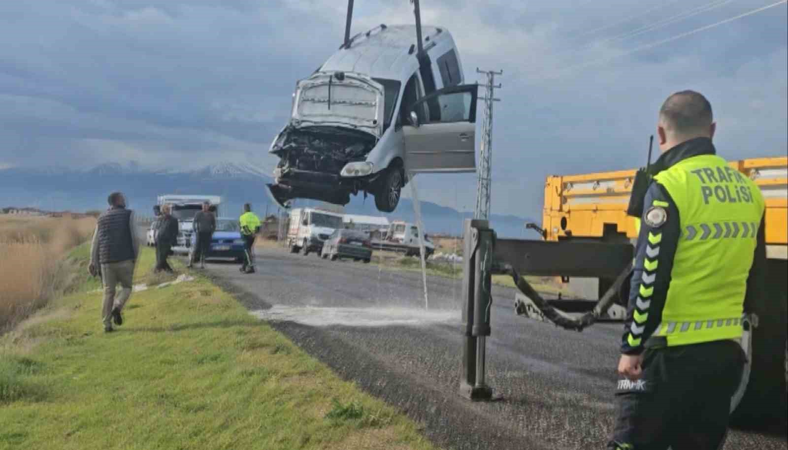 Su dolu kanala gömülmüş araç ekipleri alarma geçirdi
