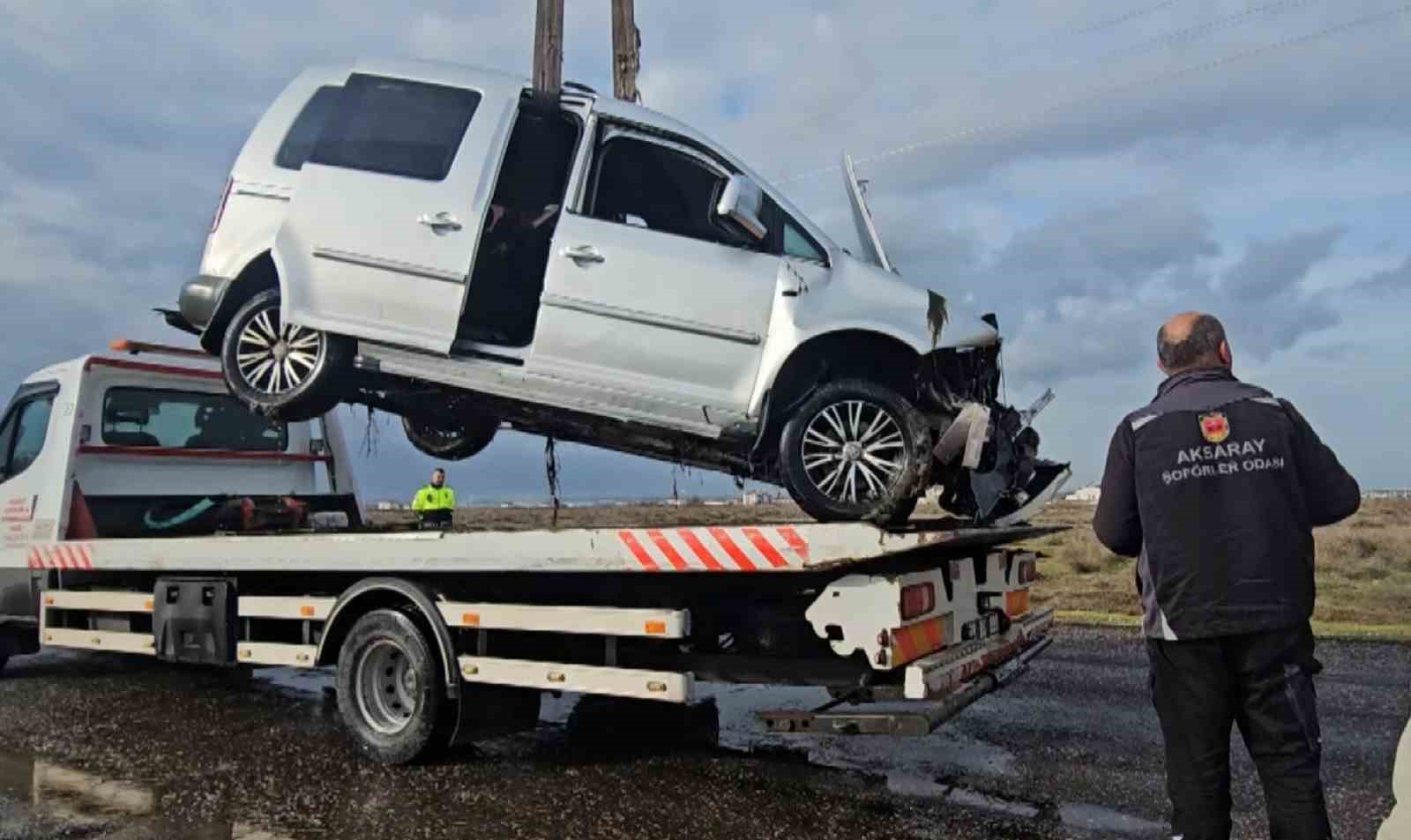 Su dolu kanala gömülmüş araç ekipleri alarma geçirdi
