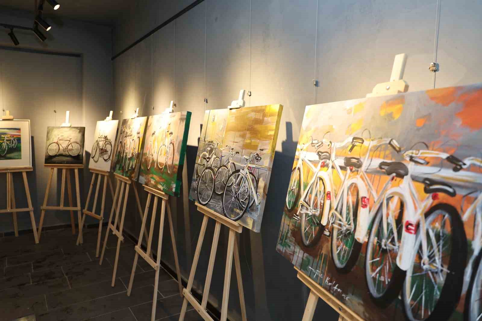 Su galerisinde sanat ve bisiklet buluşması

